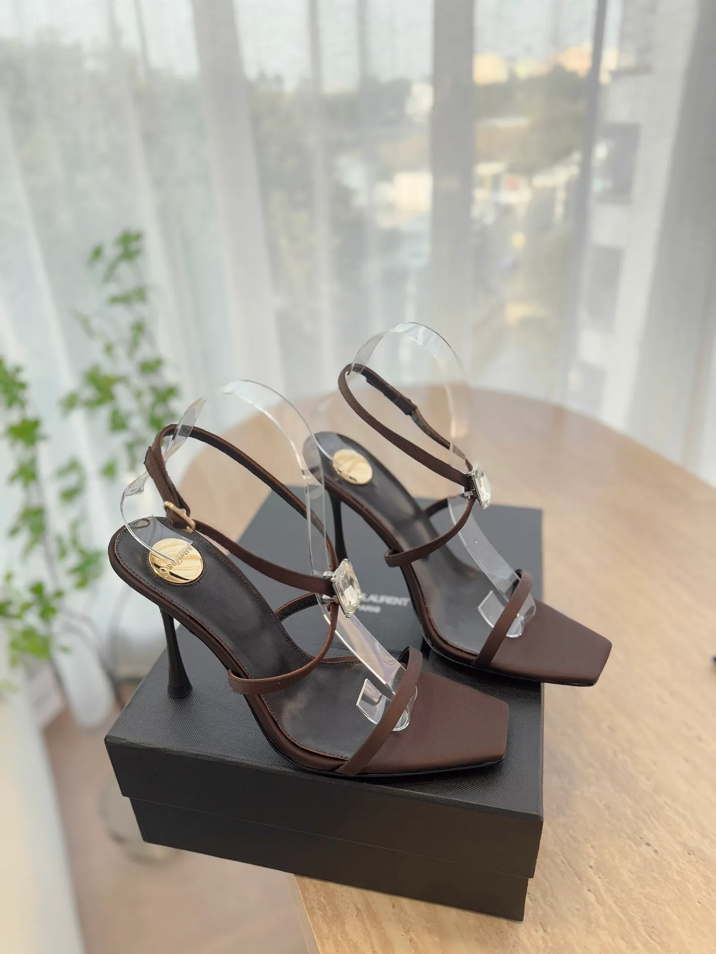 👟👟Ex-factory price 520👟👟 High version "SAINT LAUREN*" Saint Laurent YSL 25ss/spring and summer new catwalk style large rhinestone high-heeled shoes and sandals. Only YSL understands women's hearts best and does not accept refutation. It is a super invincible feminine artifact and a must-have for women (z-product full-body customization, own molded hardware accessories, perfect consistency). Compare the differences between pictures and goods on the market. ✔Upper: Customized imported calf patent leather/silk ✔Lining: Imported 🐑sheep leather ✔Sole: Imported genuine leather outsole ✔Heel height: 10.5cm ✔Number of yards: 35-39 (40 can be customized and non-returnable) (Full set of packaging)